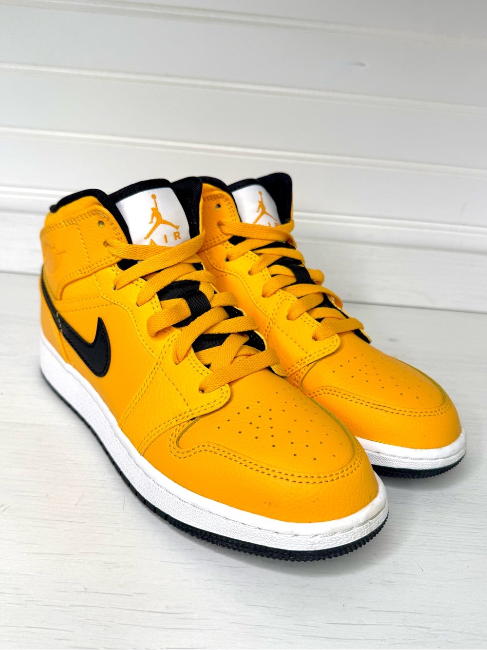Nike Air Jordan 1 Mid GS sneakers "University Gold" 5Y